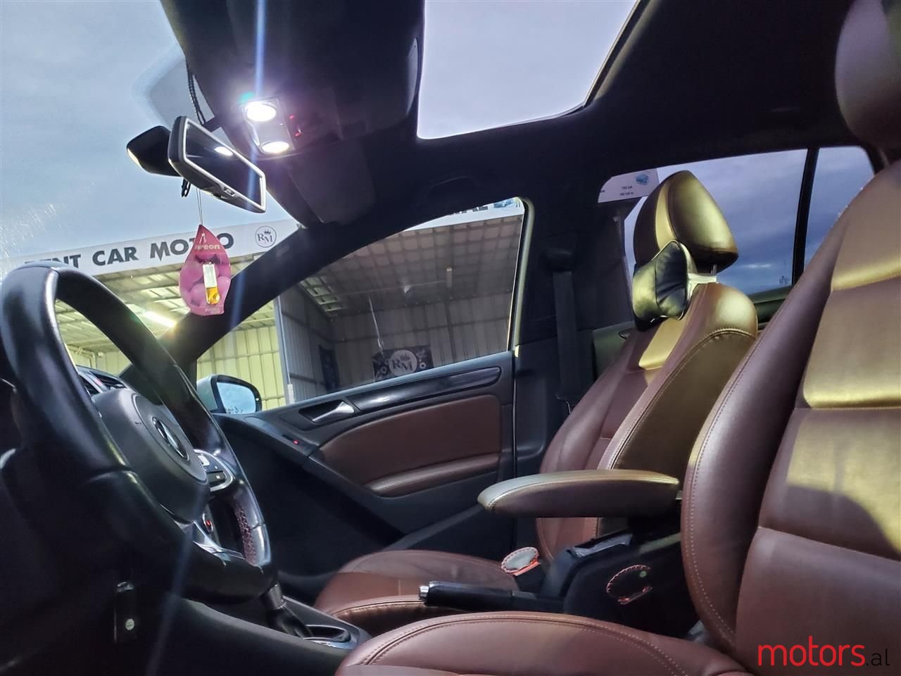 2011' Volkswagen Golf photo #2