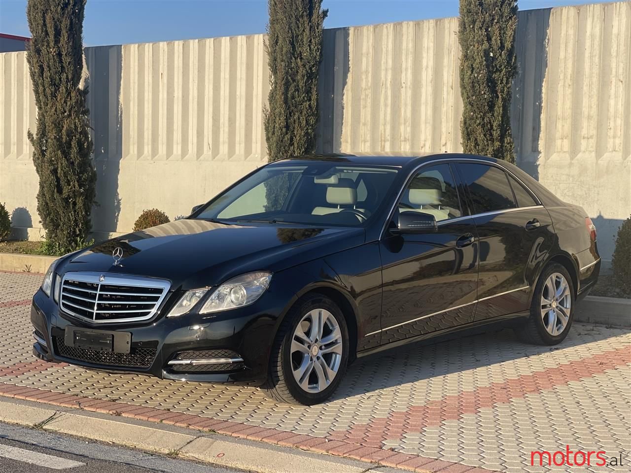 2011' Mercedes-Benz E 250 photo #1