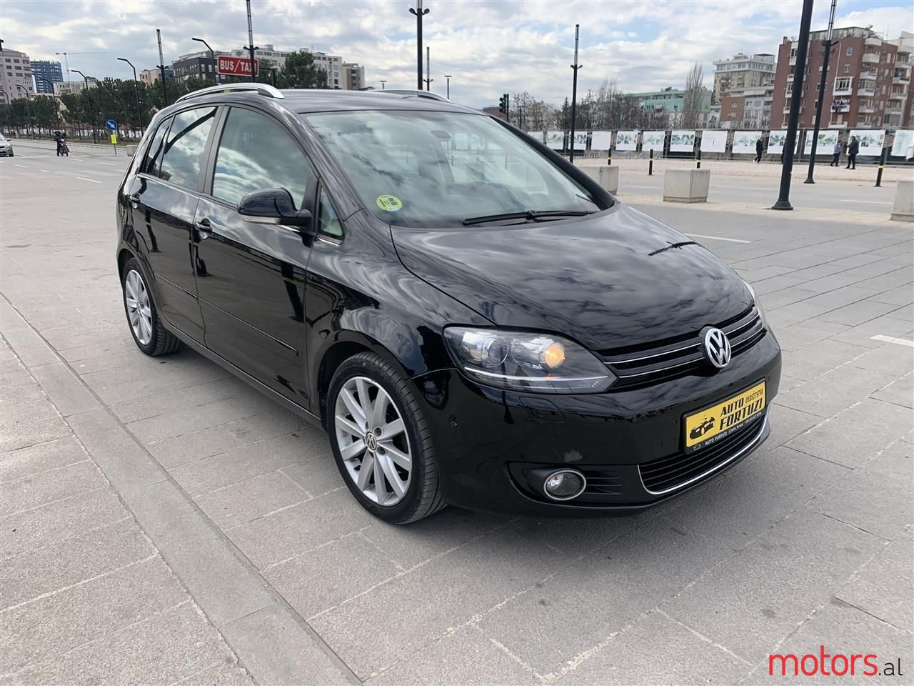 2010' Volkswagen Golf Plus photo #1