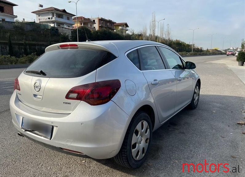 2012' Opel Astra photo #2