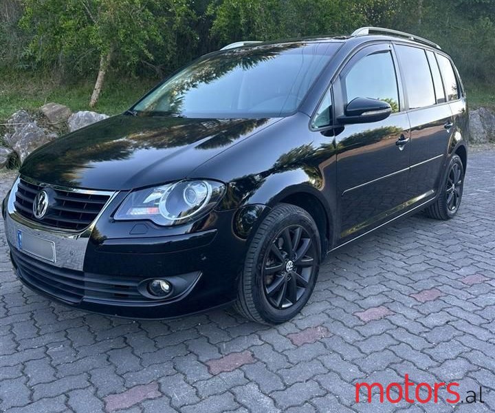 2010' Volkswagen Touran photo #2