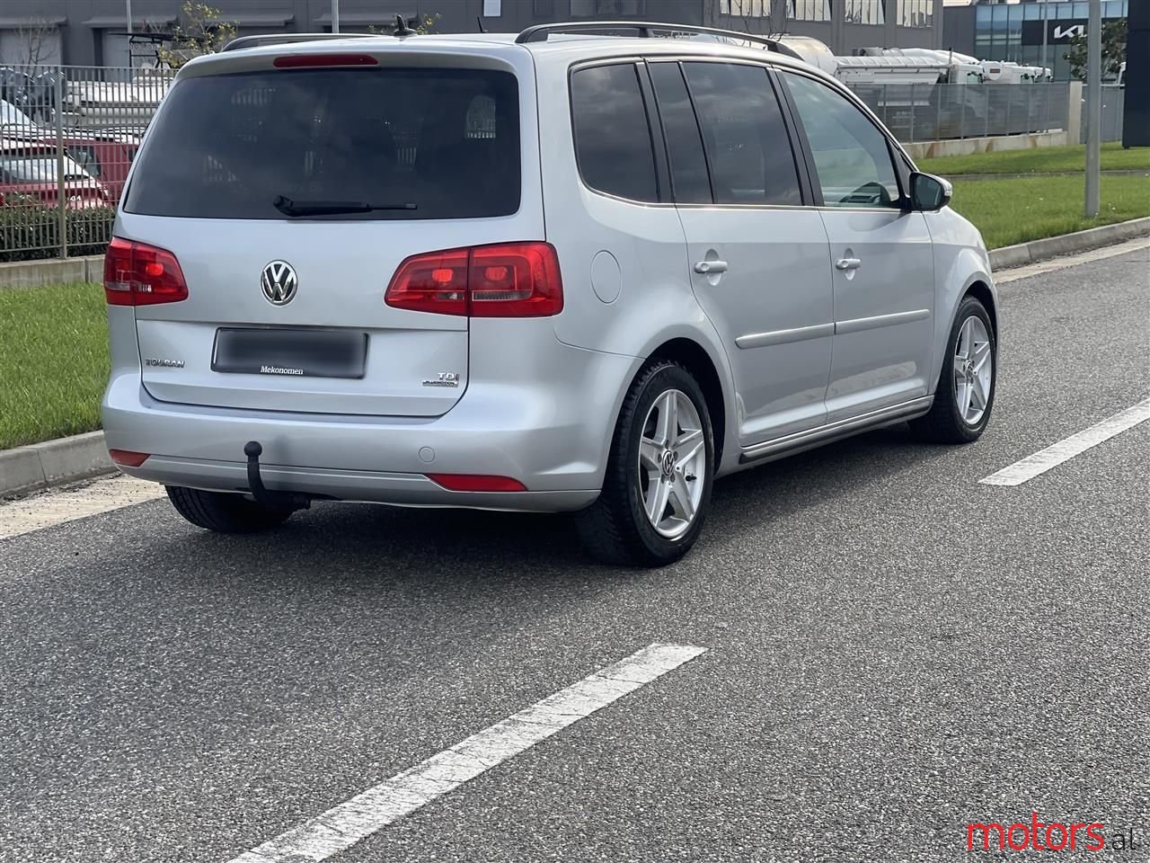 2011' Volkswagen Touran photo #5