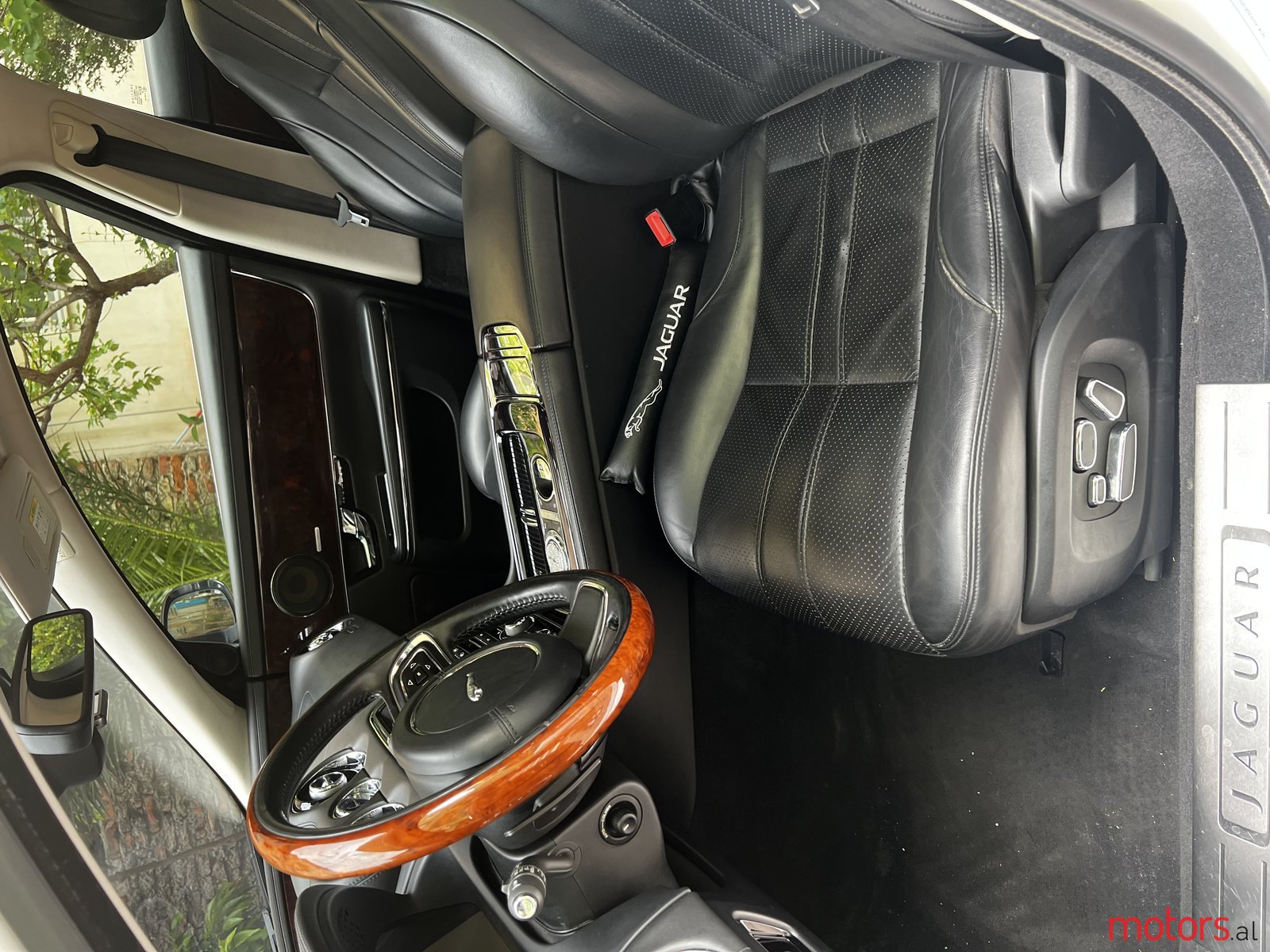 2013' Jaguar XJ photo #5