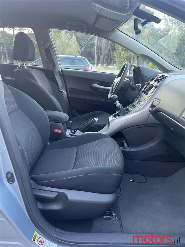 2010' Toyota Auris photo #5