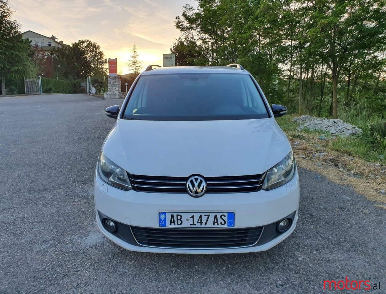 2011' Volkswagen Touran photo #1