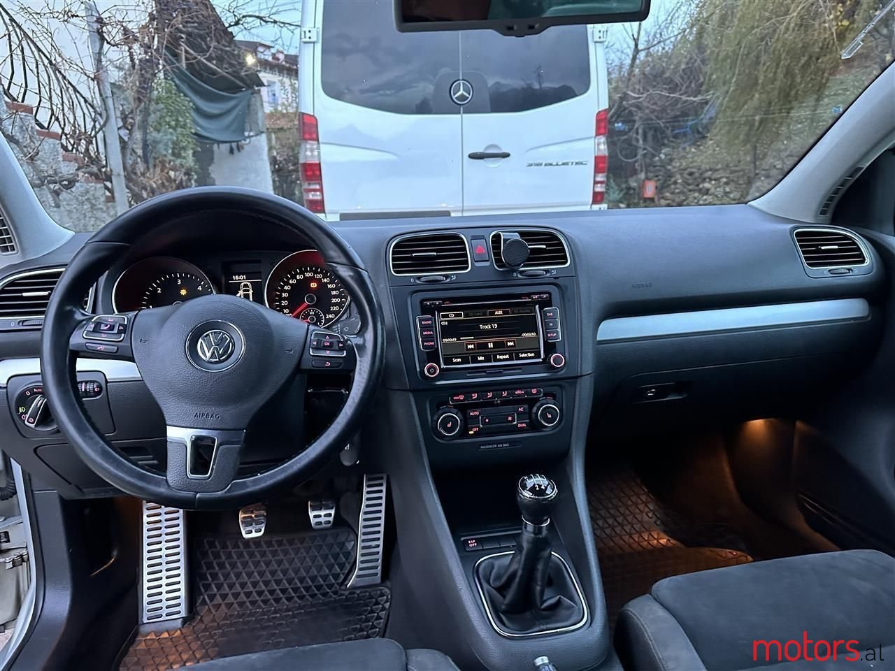 2009' Volkswagen Golf photo #6