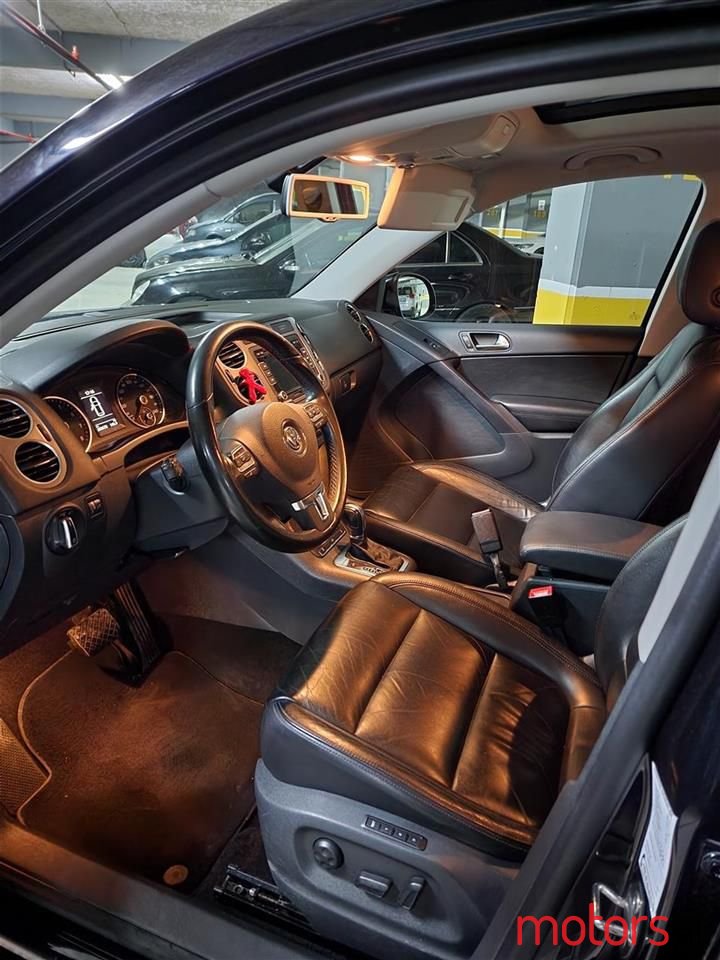 2011' Volkswagen Tiguan photo #4
