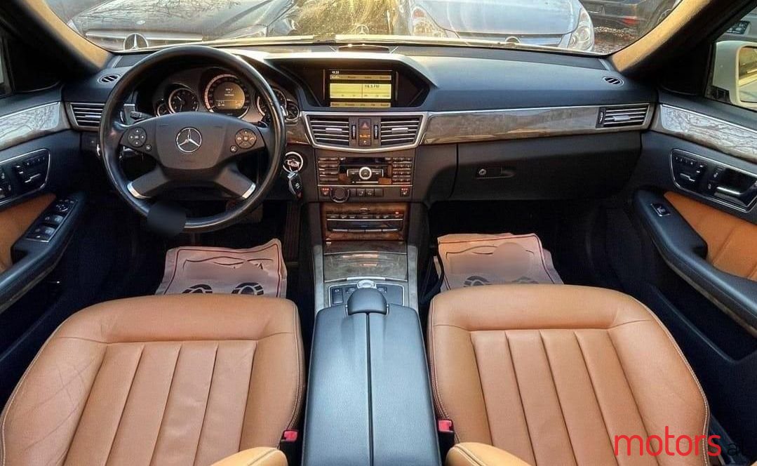 2011' Mercedes-Benz E 350 photo #5