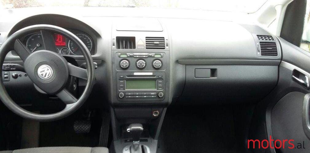 2005' Volkswagen Touran photo #2