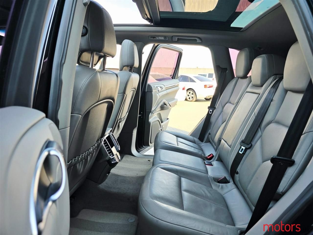 2012' Porsche Cayenne photo #5