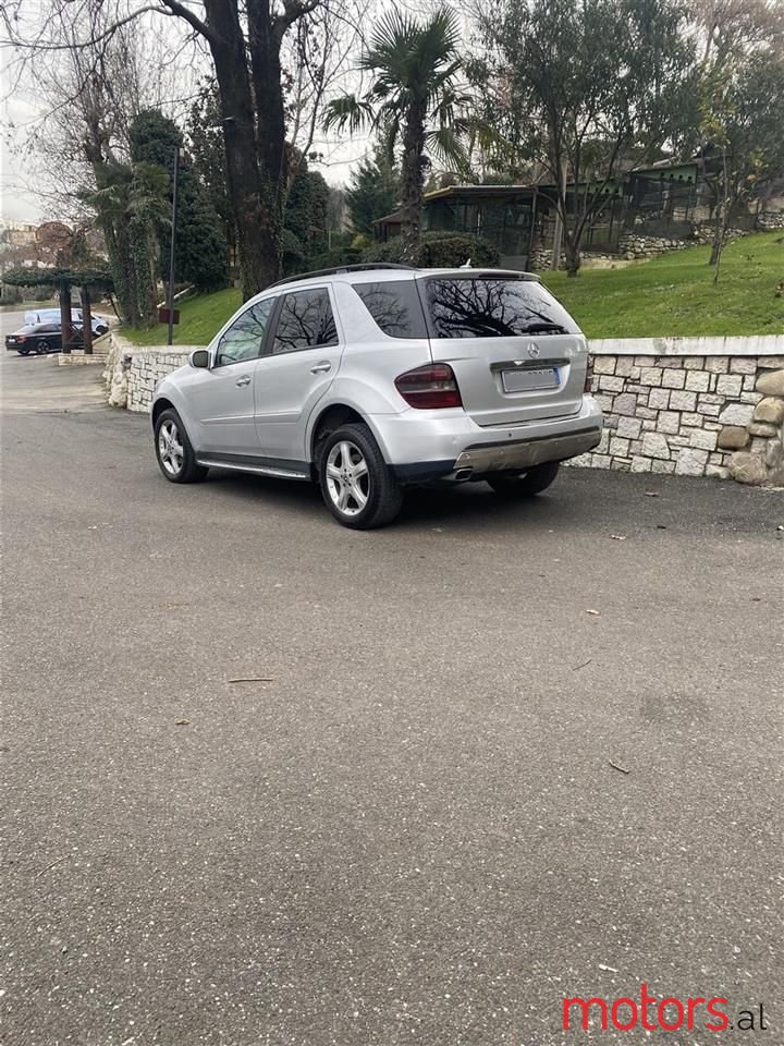 2005' Mercedes-Benz 320 photo #2