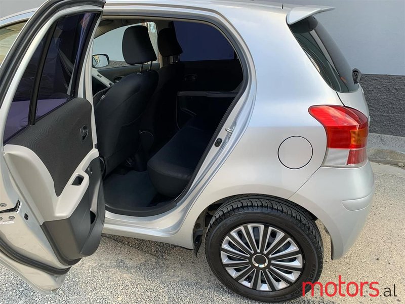 2009' Toyota Yaris photo #5