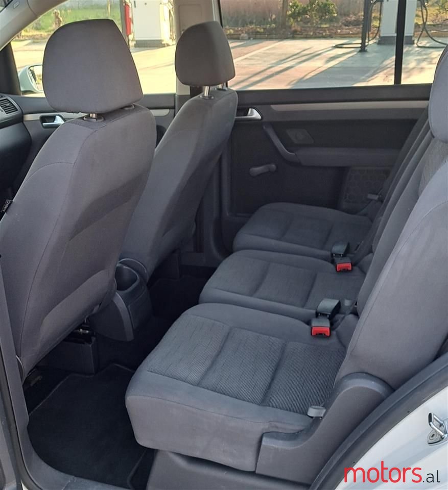 2009' Volkswagen Touran photo #6