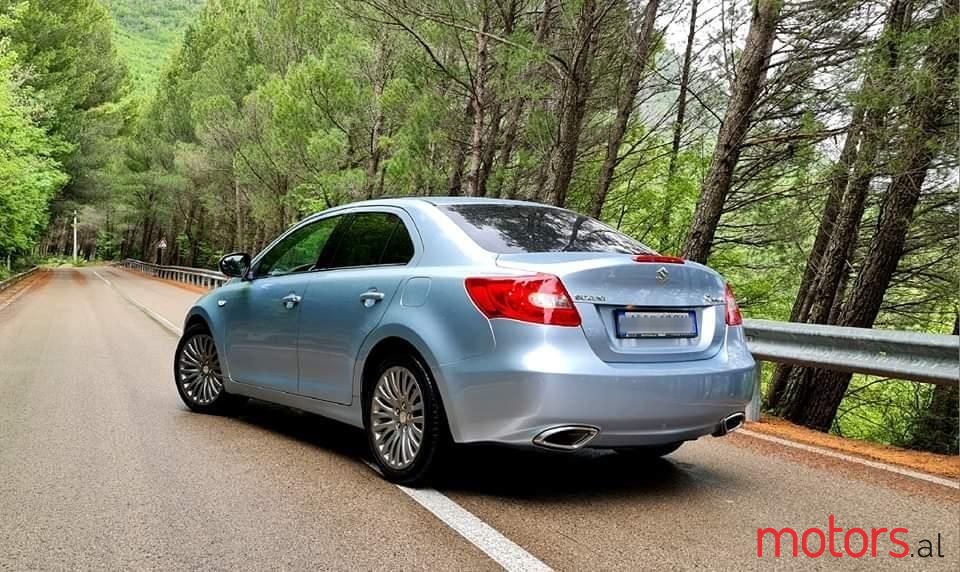 2011' Suzuki Kizashi photo #5