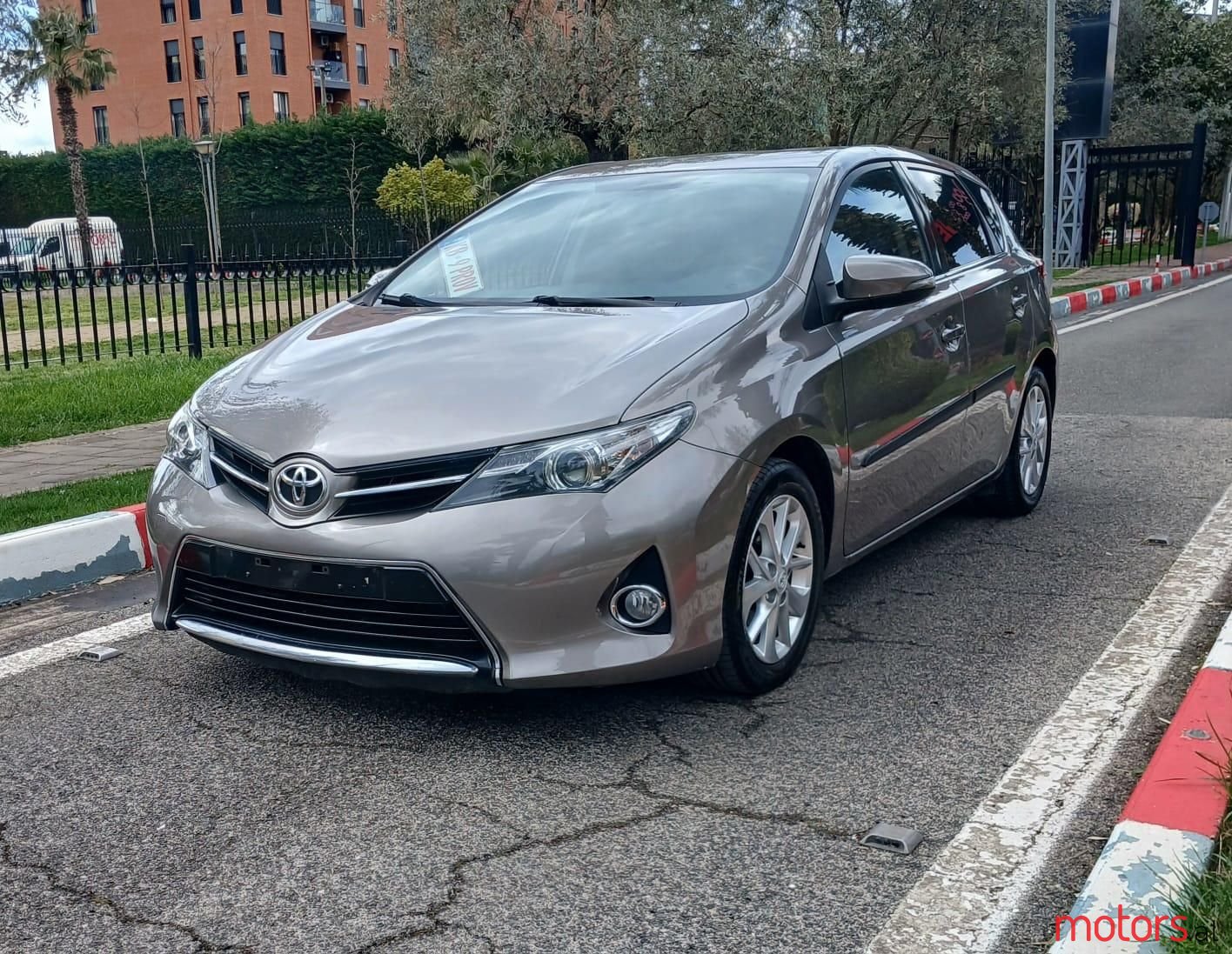 2013' Toyota Auris photo #6