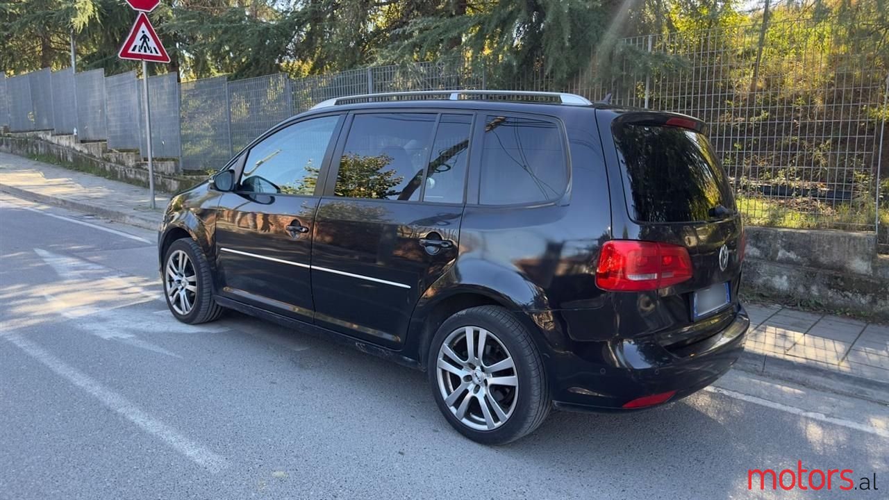 2011' Volkswagen Touran photo #4