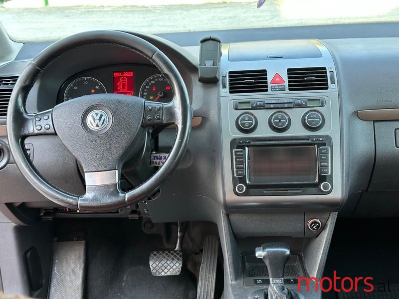 2009' Volkswagen Touran photo #2