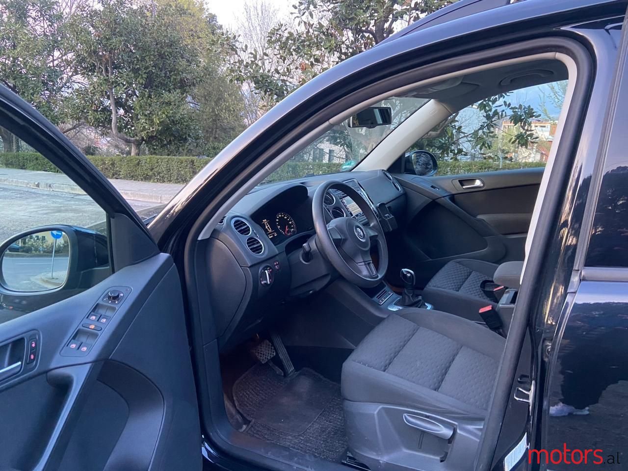 2011' Volkswagen Tiguan photo #2