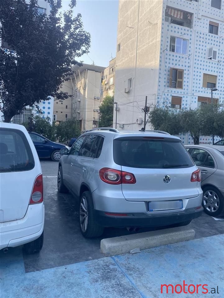 2011' Volkswagen Tiguan photo #2