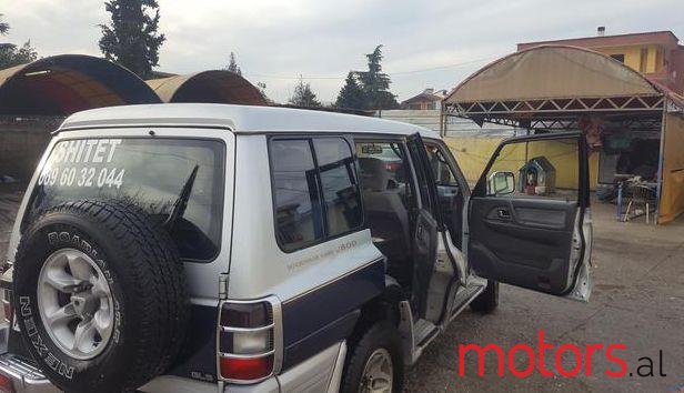2000' Mitsubishi Pajero photo #2
