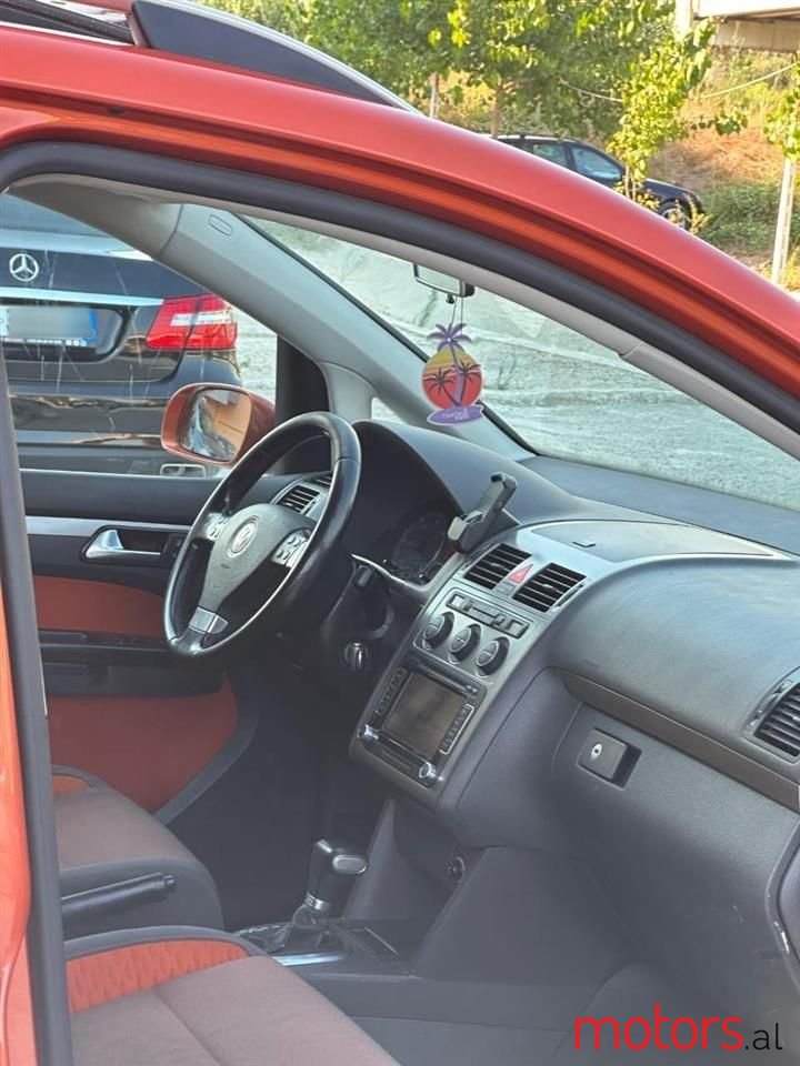 2009' Volkswagen Touran photo #4