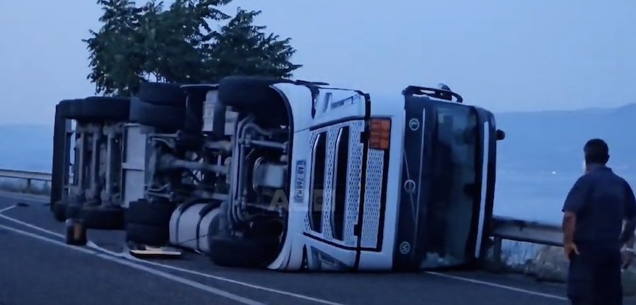 Autoboti me gaz përmbyset në Qafë Thanë