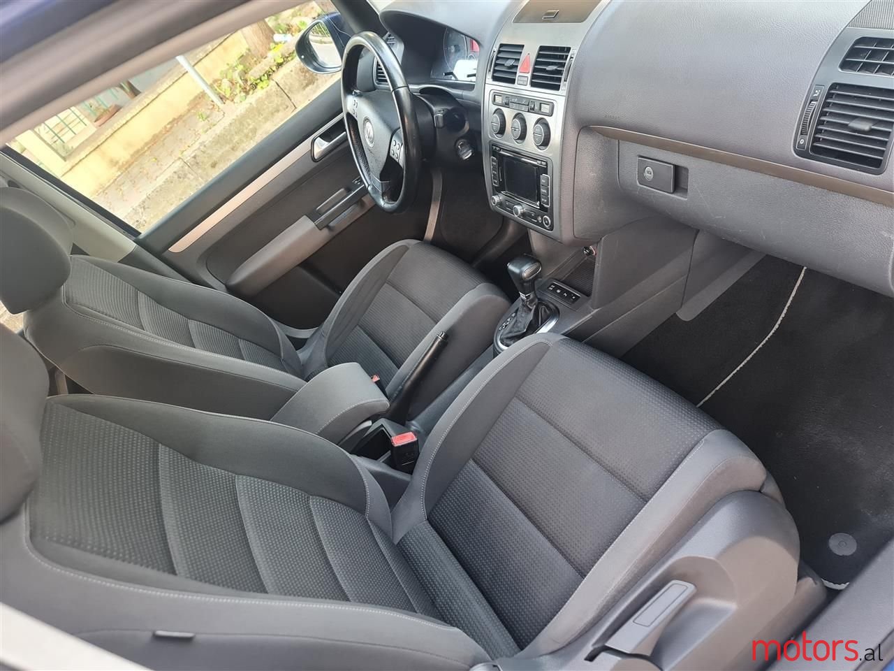 2009' Volkswagen Touran photo #2