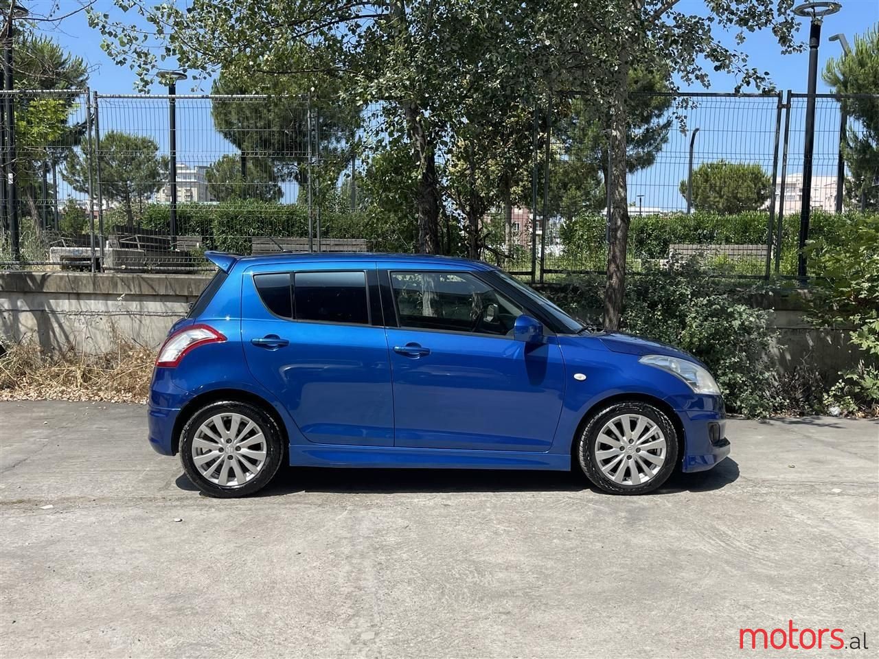 2011' Suzuki Swift photo #3