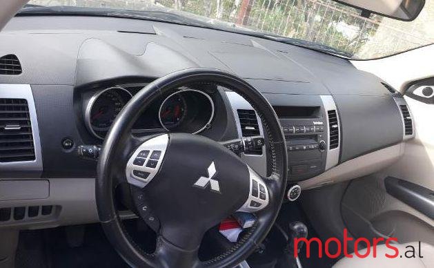 2008' Mitsubishi Outlander photo #2