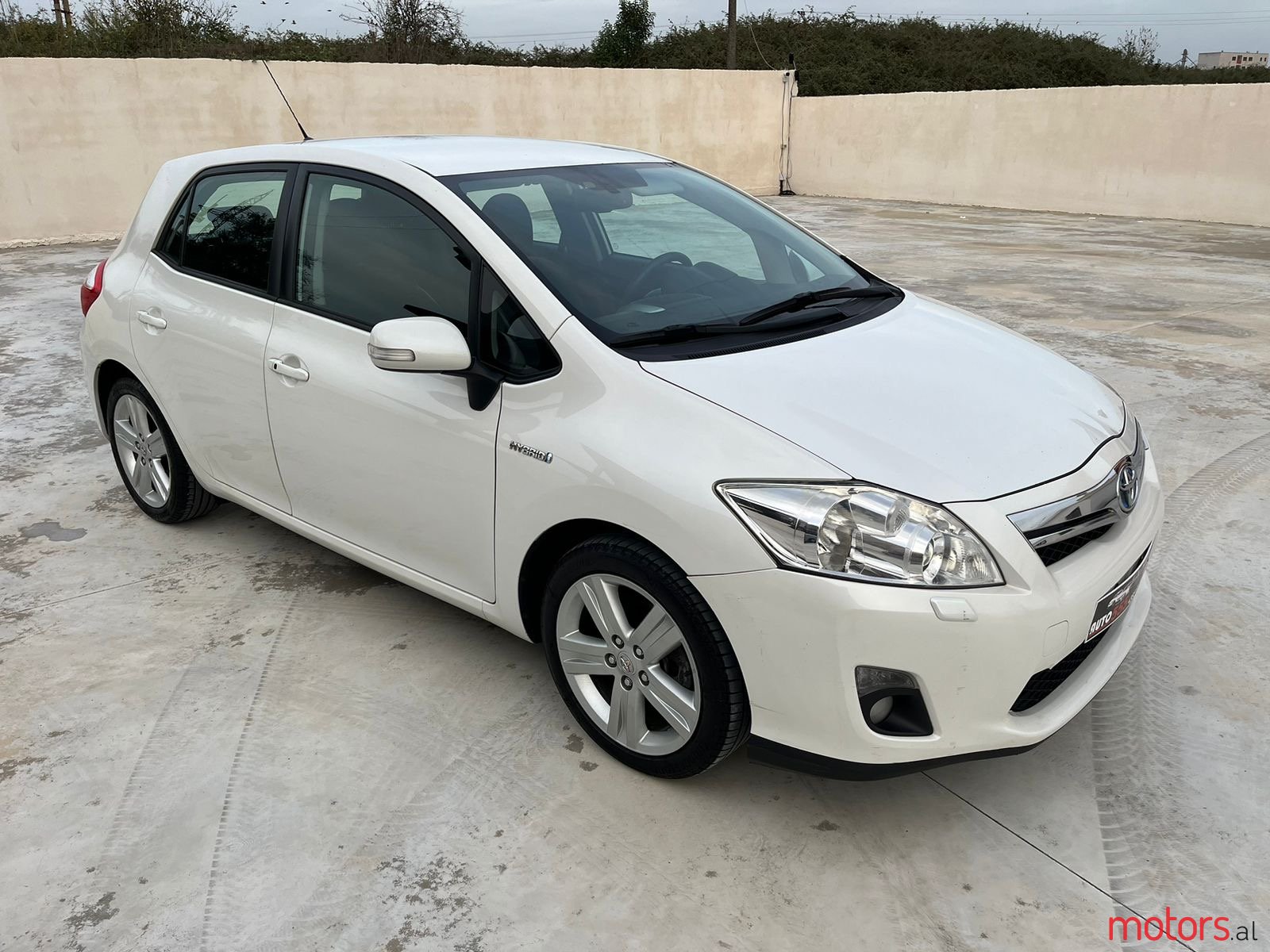 2011' Toyota Auris Hybrit photo #1