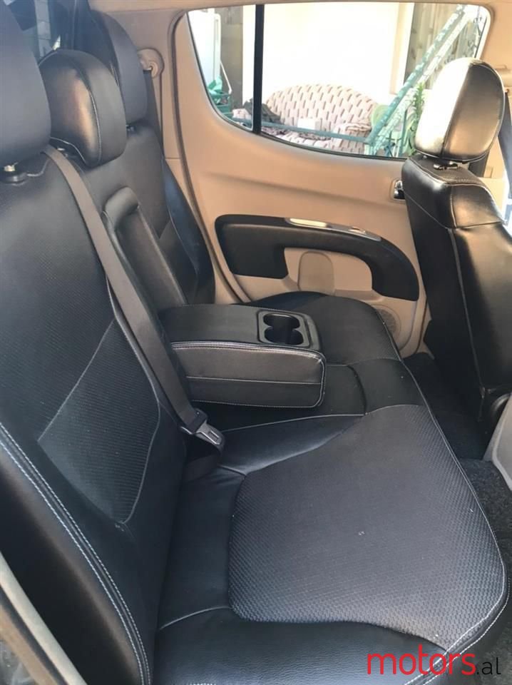 2009' Mitsubishi Pick-Up photo #3