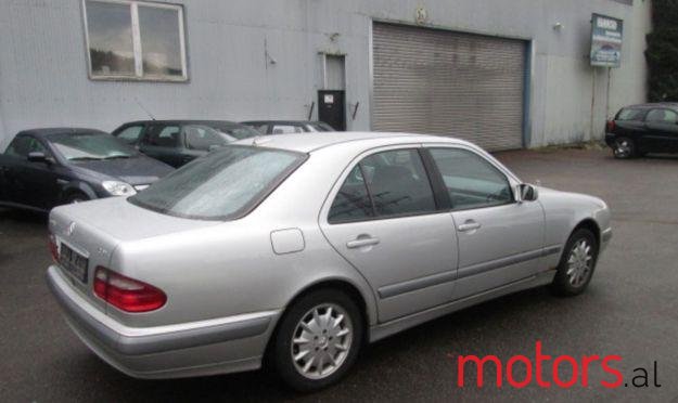 2001' Mercedes-Benz E-Class photo #1