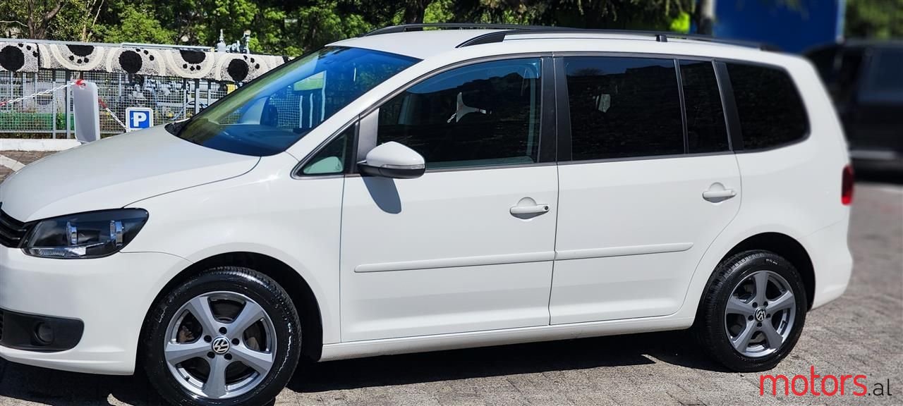 2011' Volkswagen Touran photo #3