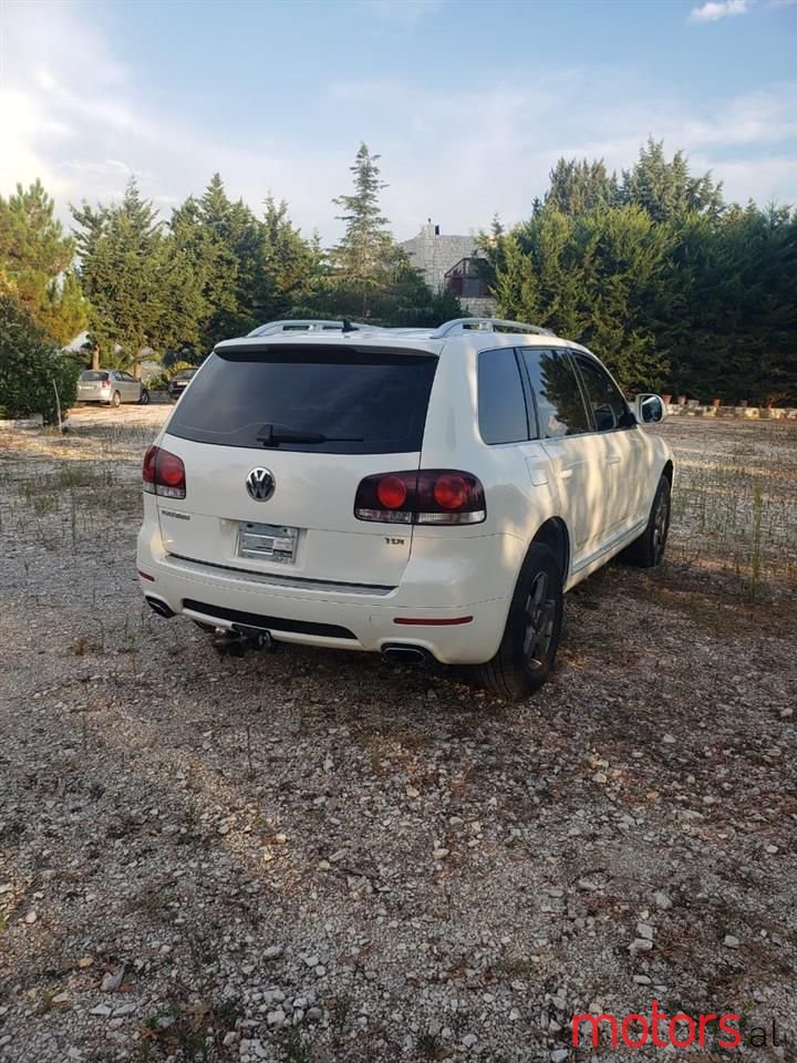 2010' Volkswagen Touareg photo #2