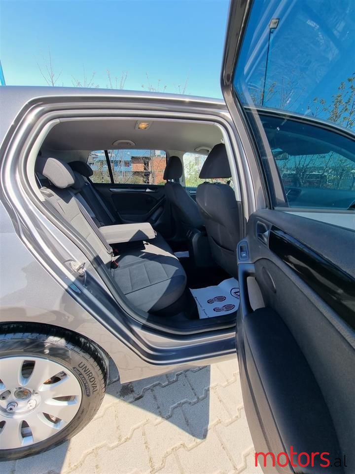 2011' Volkswagen Golf photo #3