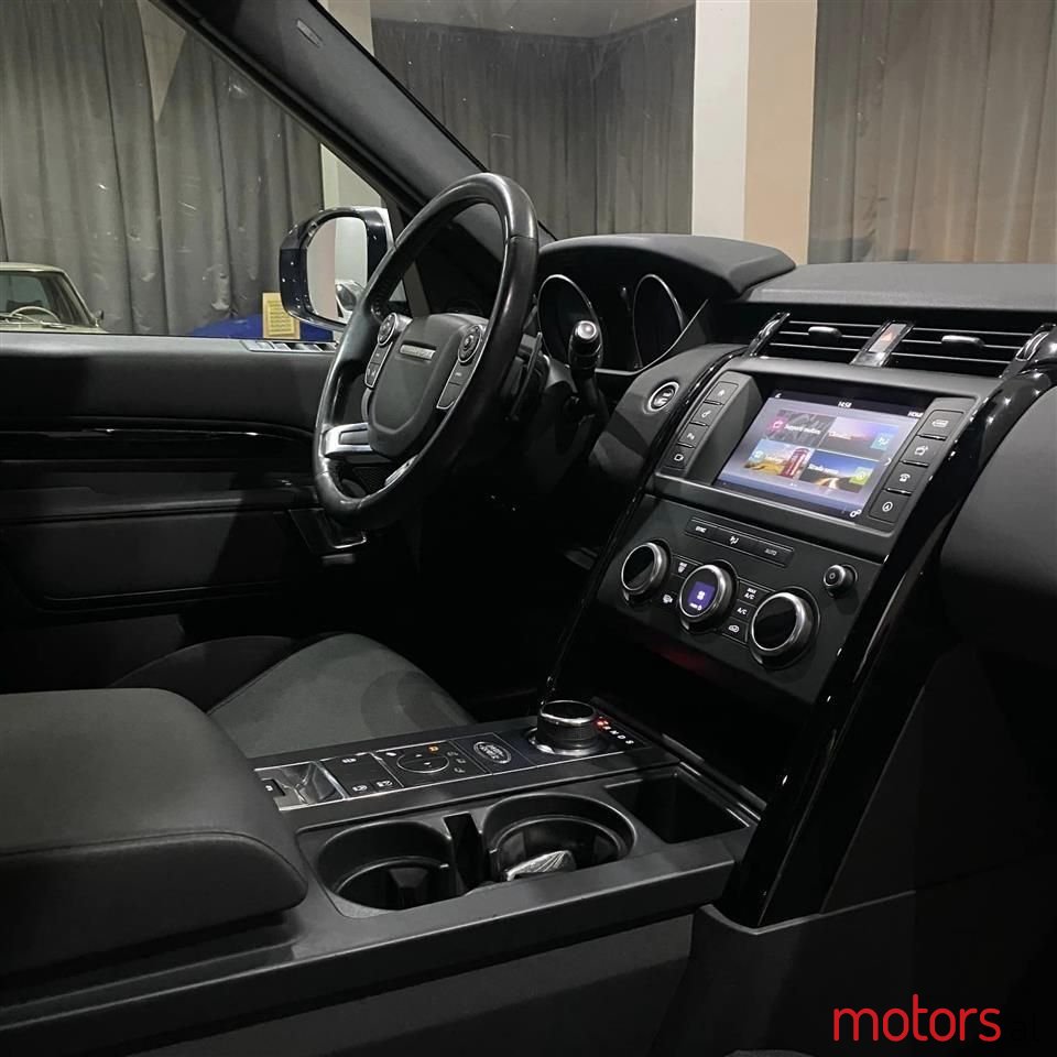 2017' Land Rover Discovery photo #3