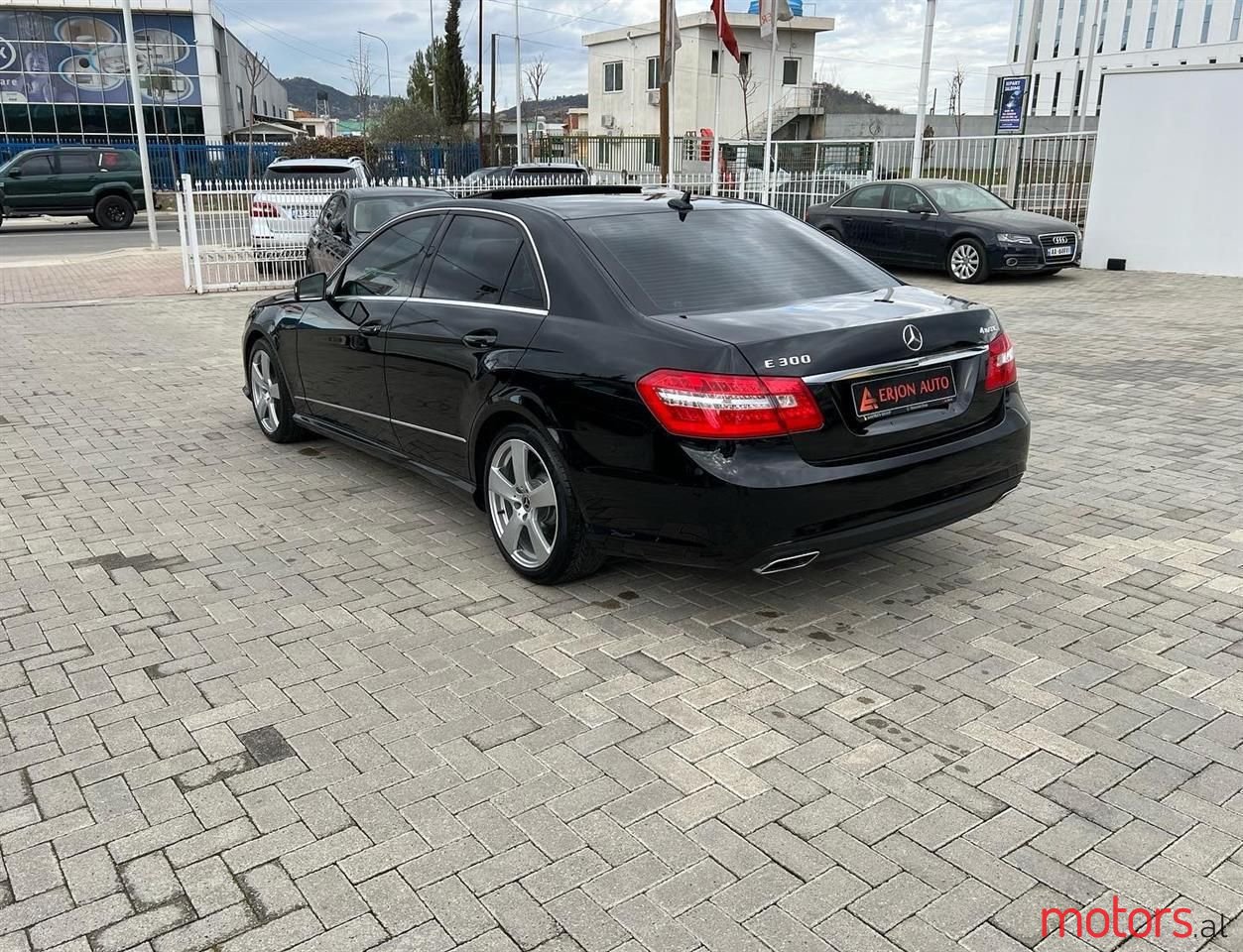 2012' Mercedes-Benz E 300 photo #3
