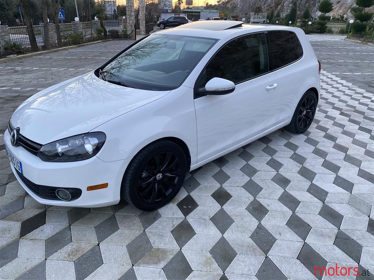 2011' Volkswagen Golf photo #3