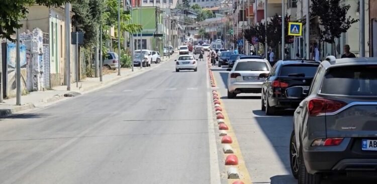 Kaos në rrugët e Vlorës/Parkimet e paligjshme të makinave vështirësojnë qarkullimin