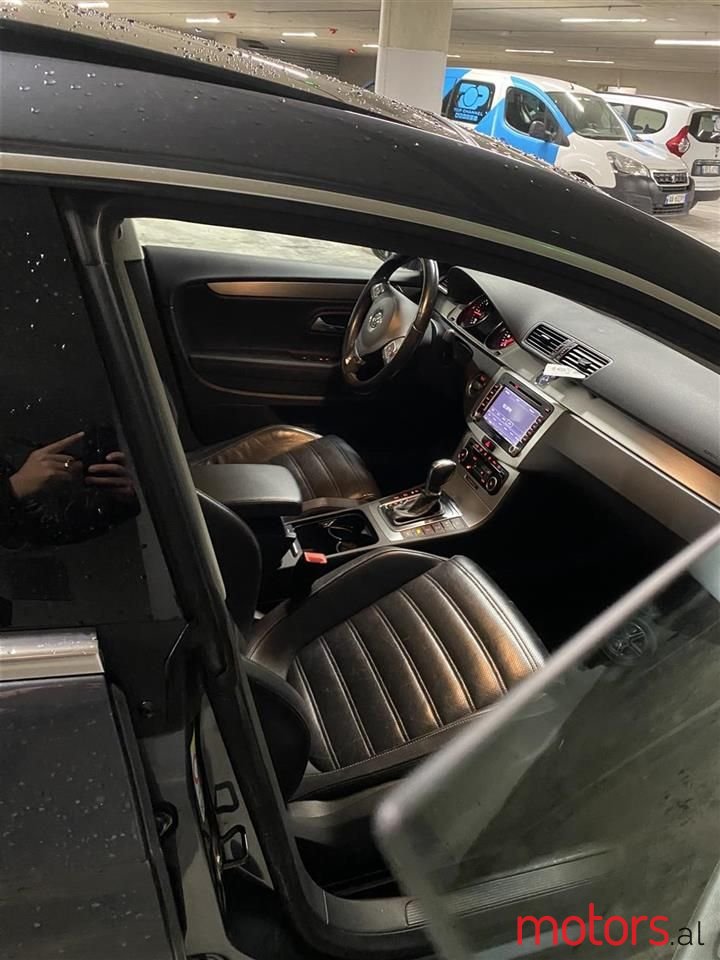 2011' Volkswagen Passat photo #2