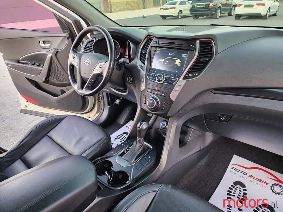 2012' Hyundai Santa Fe photo #5