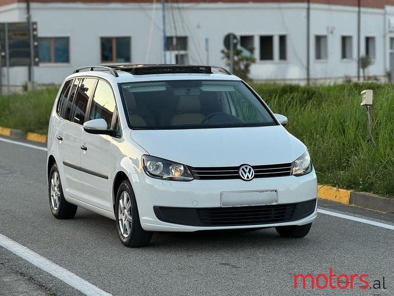 2012' Volkswagen Touran photo #3