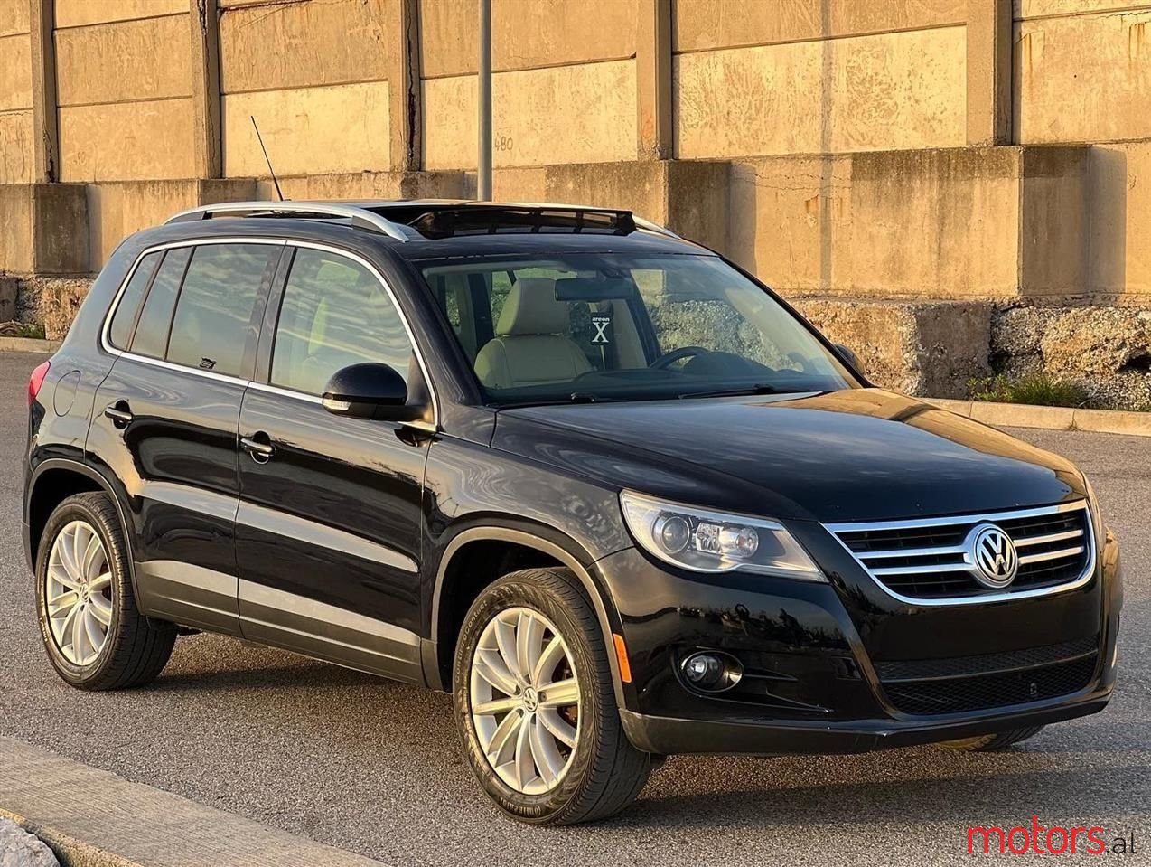 2011' Volkswagen Tiguan photo #2