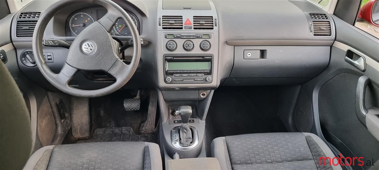2009' Volkswagen Touran photo #2