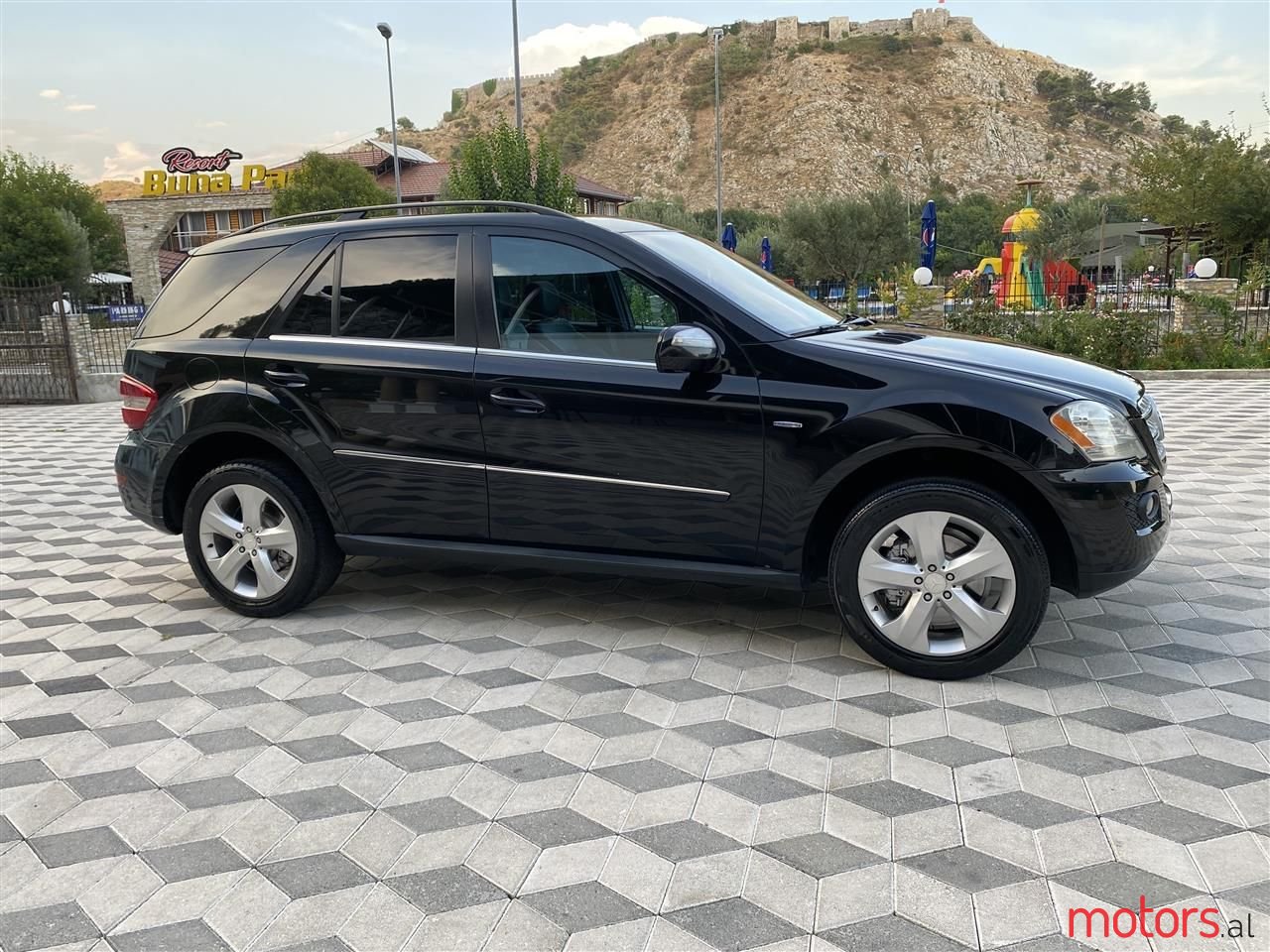 2010' Mercedes-Benz 350 photo #6