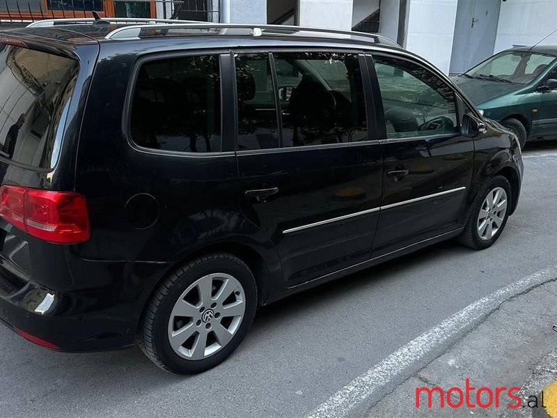 2011' Volkswagen Touran photo #5