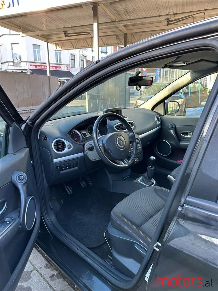 2011' Renault Clio photo #5