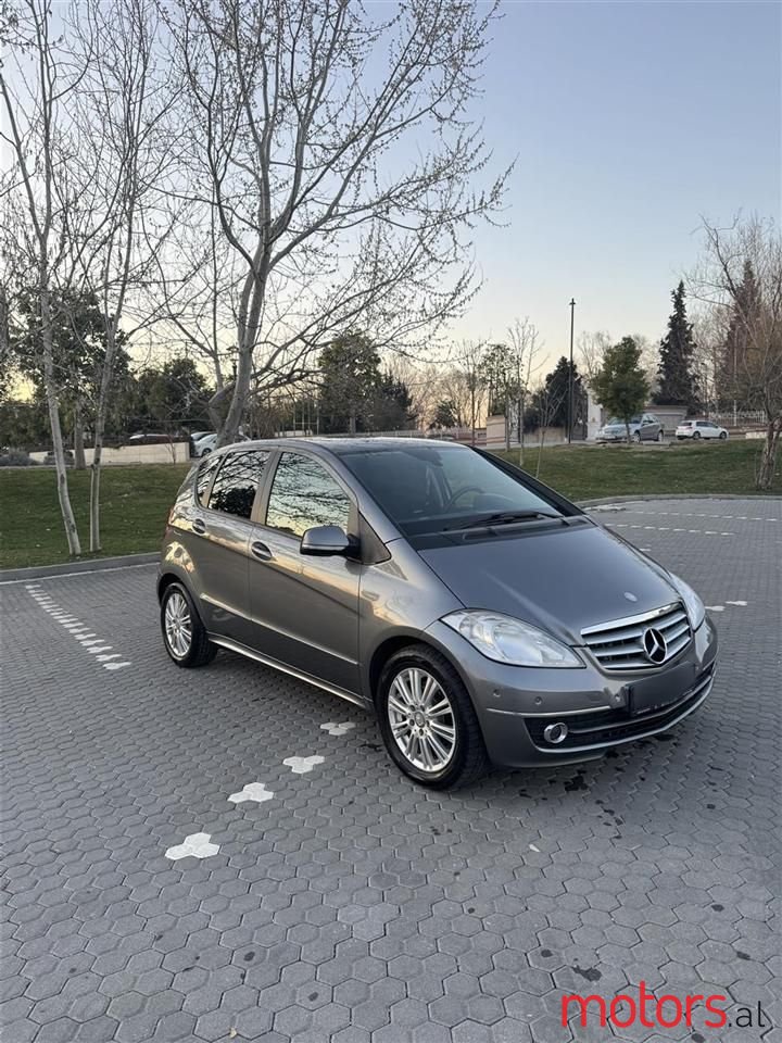 2012' Mercedes-Benz A 180 photo #2