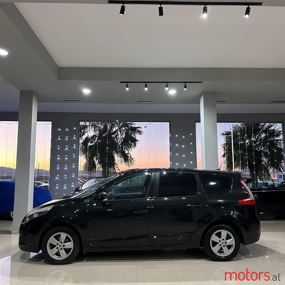 2010' Renault Grand Scenic photo #3