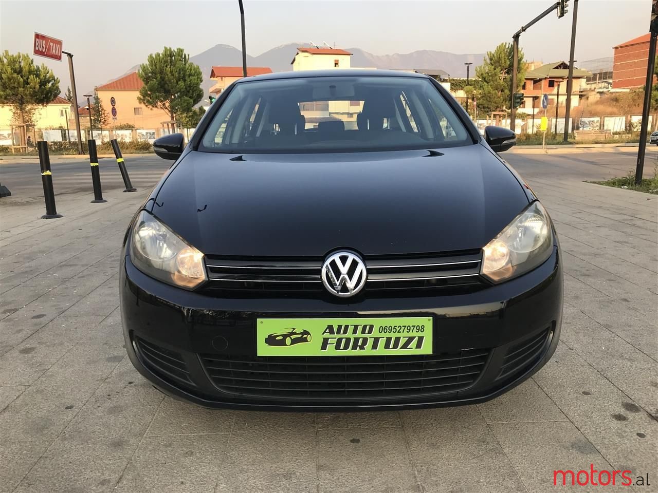 2011' Volkswagen Golf photo #1